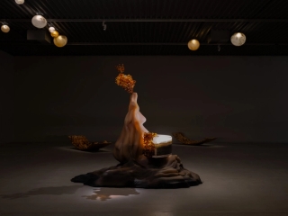 Marguerite Humeau, Torches, 2025. Mathilde Agius