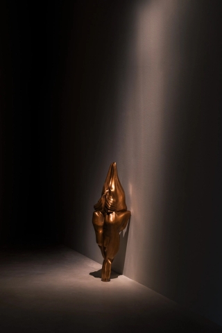 Marguerite Humeau, Torches, 2025. Mathilde Agius