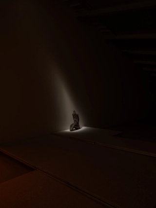 Marguerite Humeau, Torches, 2025. Mathilde Agius