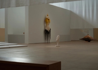 Marguerite Humeau, Torches, 2025. Julia Andréone.