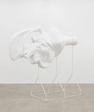 Marguerite Humeau, Gisant II, 2016.