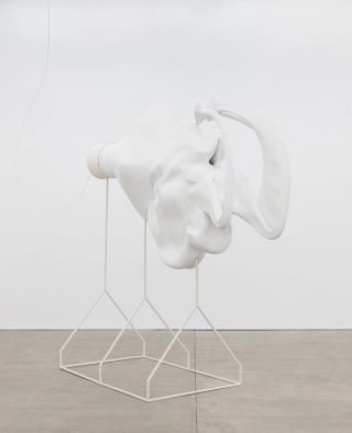 Marguerite Humeau, Gisant II, 2016.