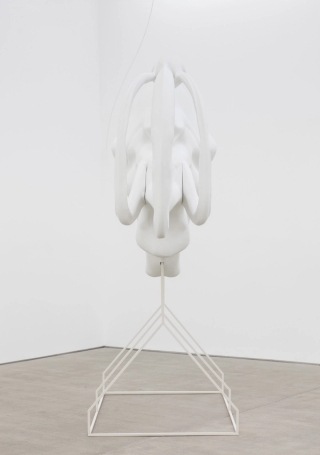 Marguerite Humeau, Gisant II, 2016.