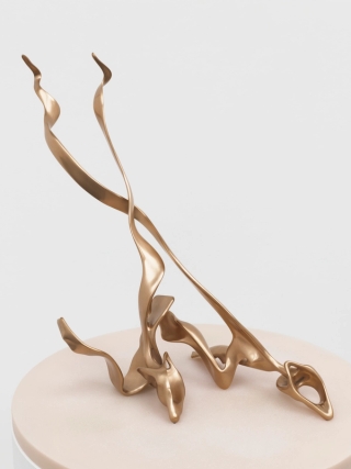 Marguerite Humeau, Xeno, 2023.