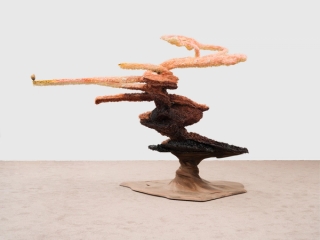 Marguerite Humeau, Skult (The Uprooted), 2024.