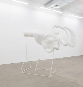 Marguerite Humeau, Gisant II, 2016.