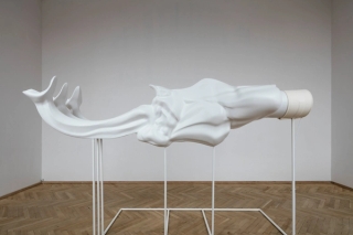 Marguerite Humeau, Gisant I, 2016.