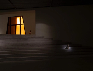 Marguerite Humeau, Torches, 2025. Mathilde Agius