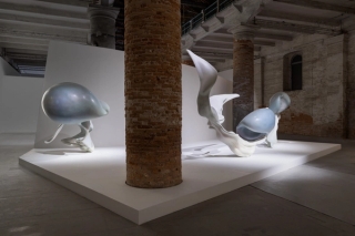 Marguerite Humeau, Migrations, The Milk of Dreams, 2022. Roberto Marossi.