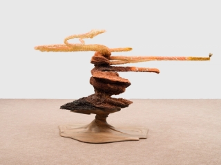 Marguerite Humeau, Skult (The Uprooted), 2024.