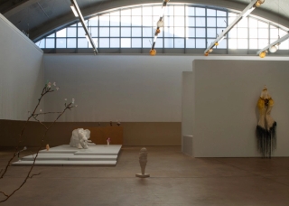 Marguerite Humeau, Torches, 2025. Julia Andréone.
