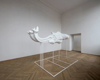 Marguerite Humeau, Gisant I, 2016.