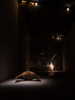 Marguerite Humeau, Torches, 2025. Mathilde Agius