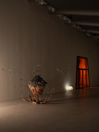Marguerite Humeau, Torches, 2025. Mathilde Agius