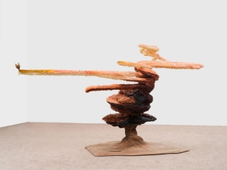 Marguerite Humeau, Skult (The Uprooted), 2024.