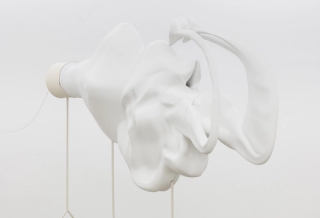 Marguerite Humeau, Gisant II, 2016.