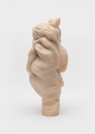 Marguerite Humeau, Venus of Hohle Fels, A 70-year-old female human has ingested a sloth's brain, 2018.