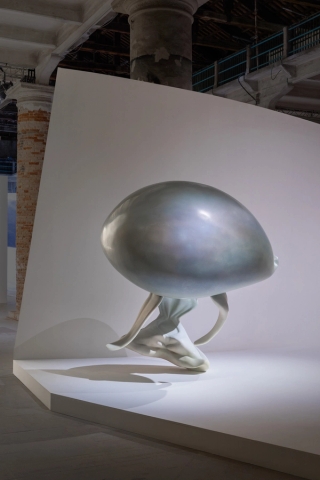 Marguerite Humeau, Migrations, The Milk of Dreams, 2022. Roberto Marossi.