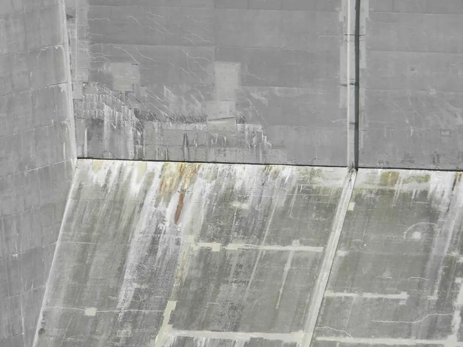 kalkutslag et bilde av hvit misfarging på en betongvegg