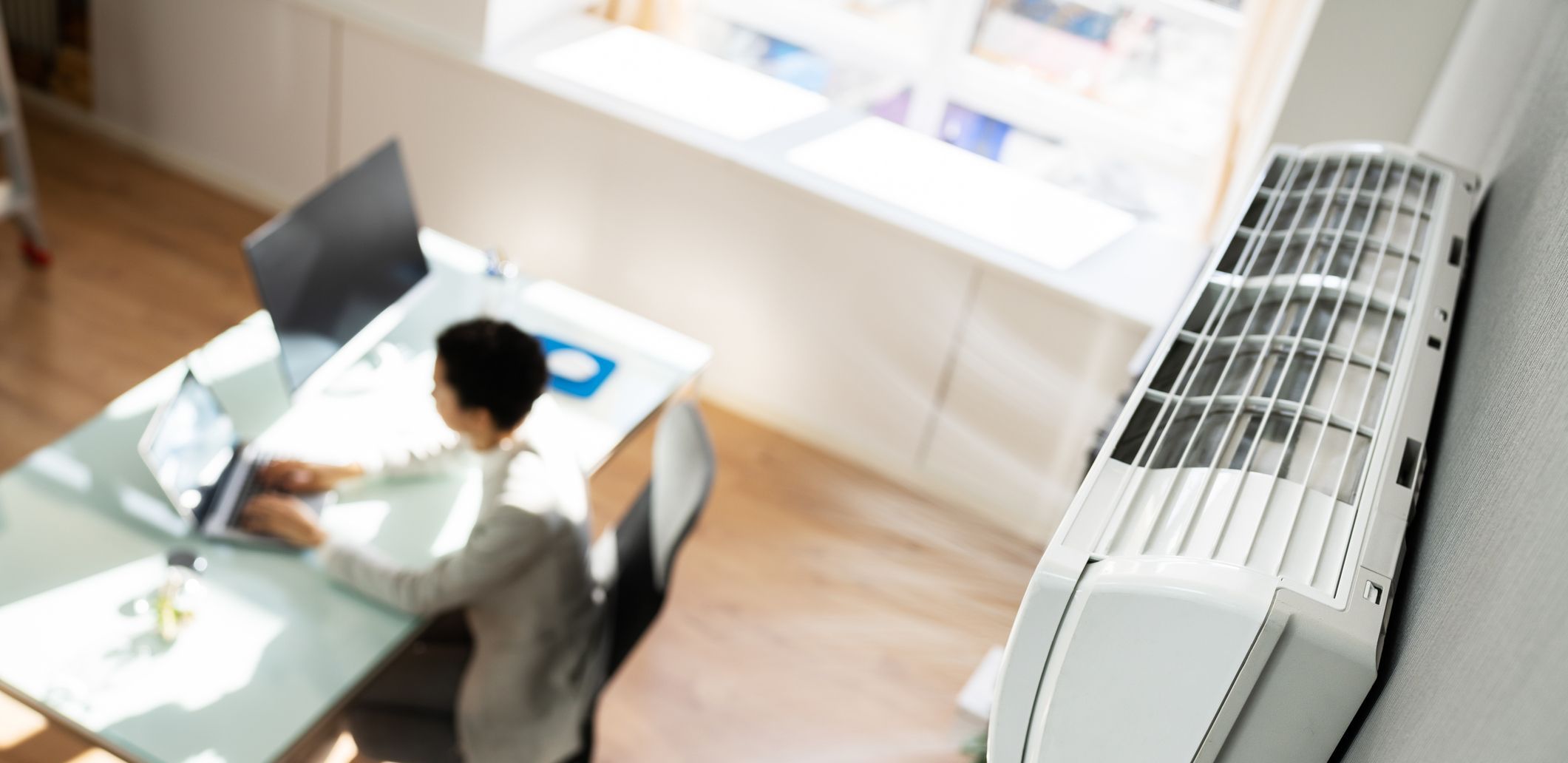 bilde av en varmepumpe og en person i samme rom, varmepumpe pris