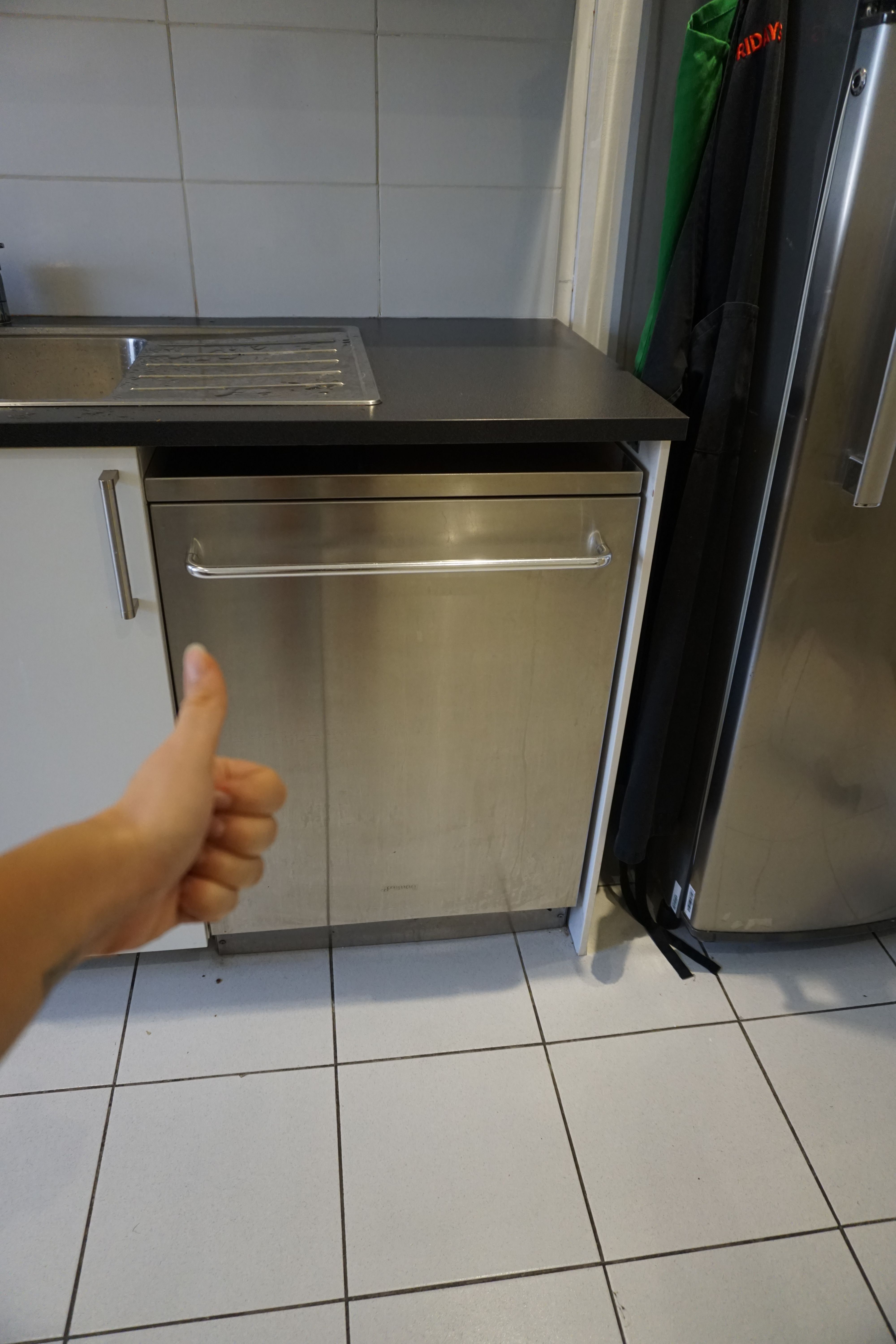 En renset oppvaskmaskin Et bilde av utsiden på en renset oppvaskmaskin.