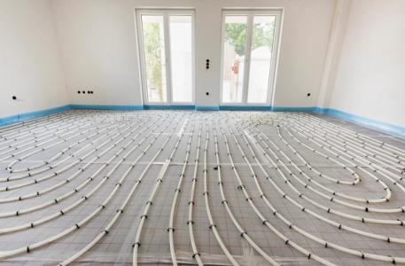 Varmekabler på gulv i et nytt hus