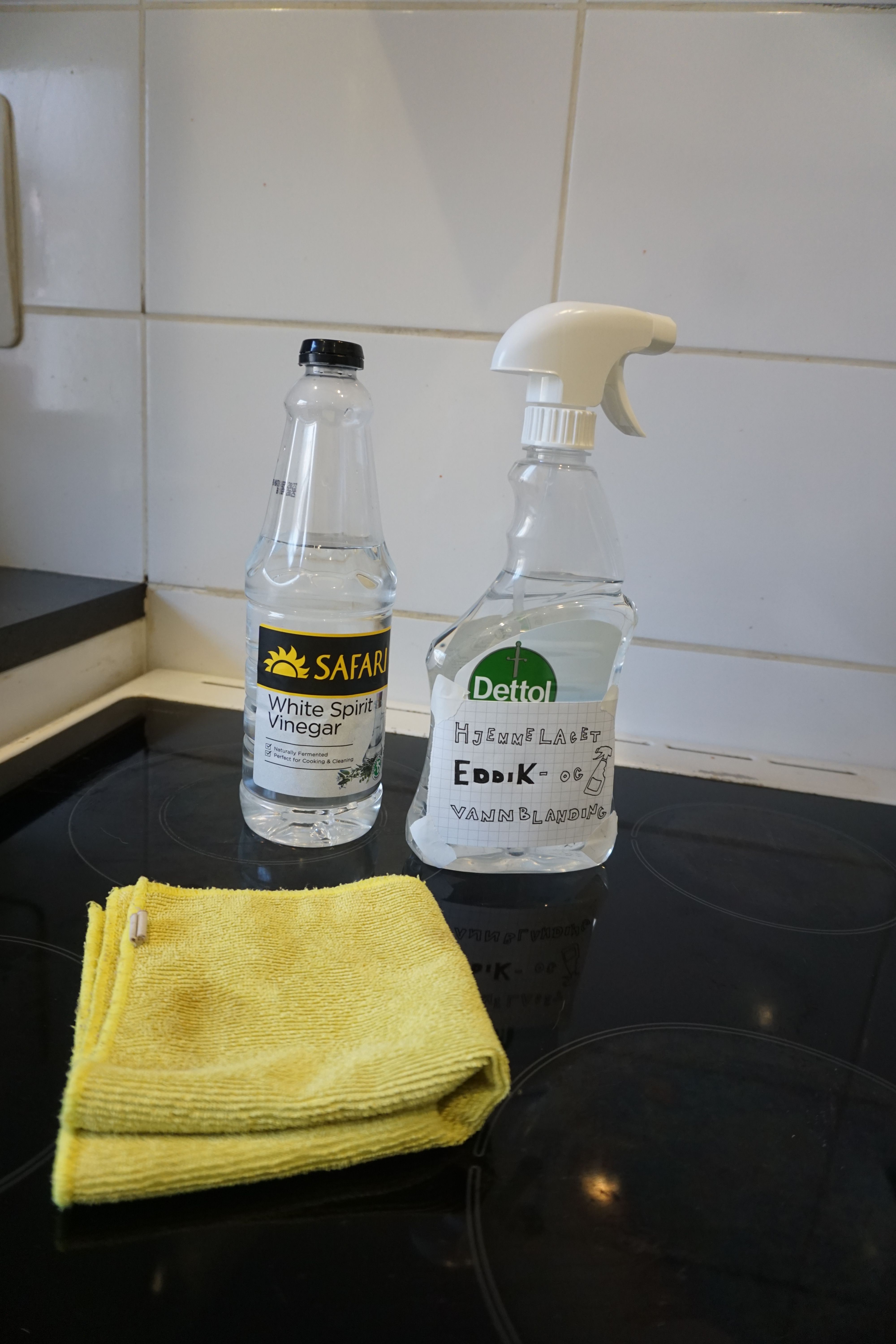 eddik, hjemmelaget eddik-og vannblanding og en mikrofiberklut Et bilde av materialene man trenger. Disse er: eddik, hjemmelaget eddik-og vannblanding og en mikrofiberklut