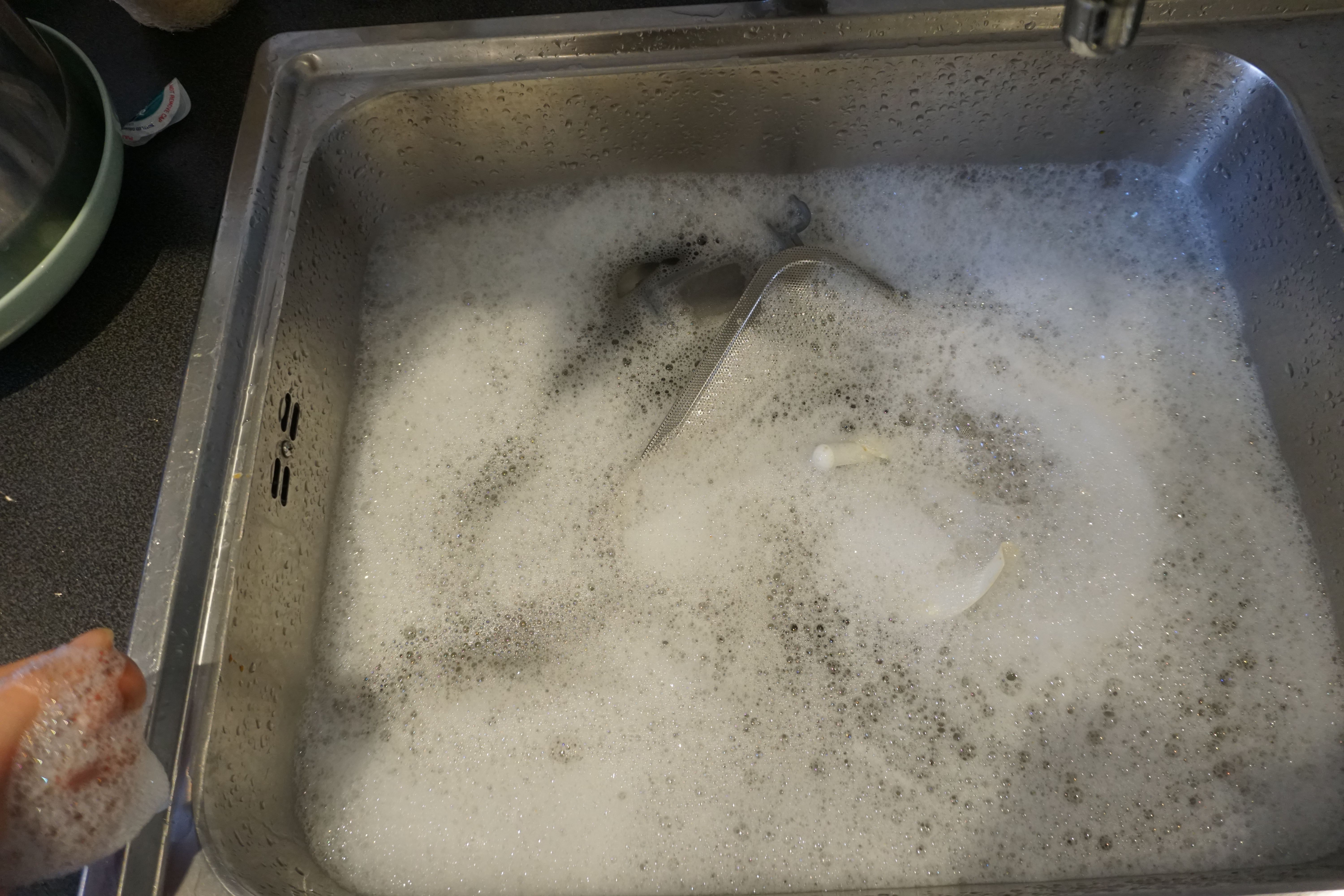 Bløtlagte avtakbare deler i vann og eddik Bløtlegg filteret og andre avtakbare deler i en blanding av varmt vann og eddik