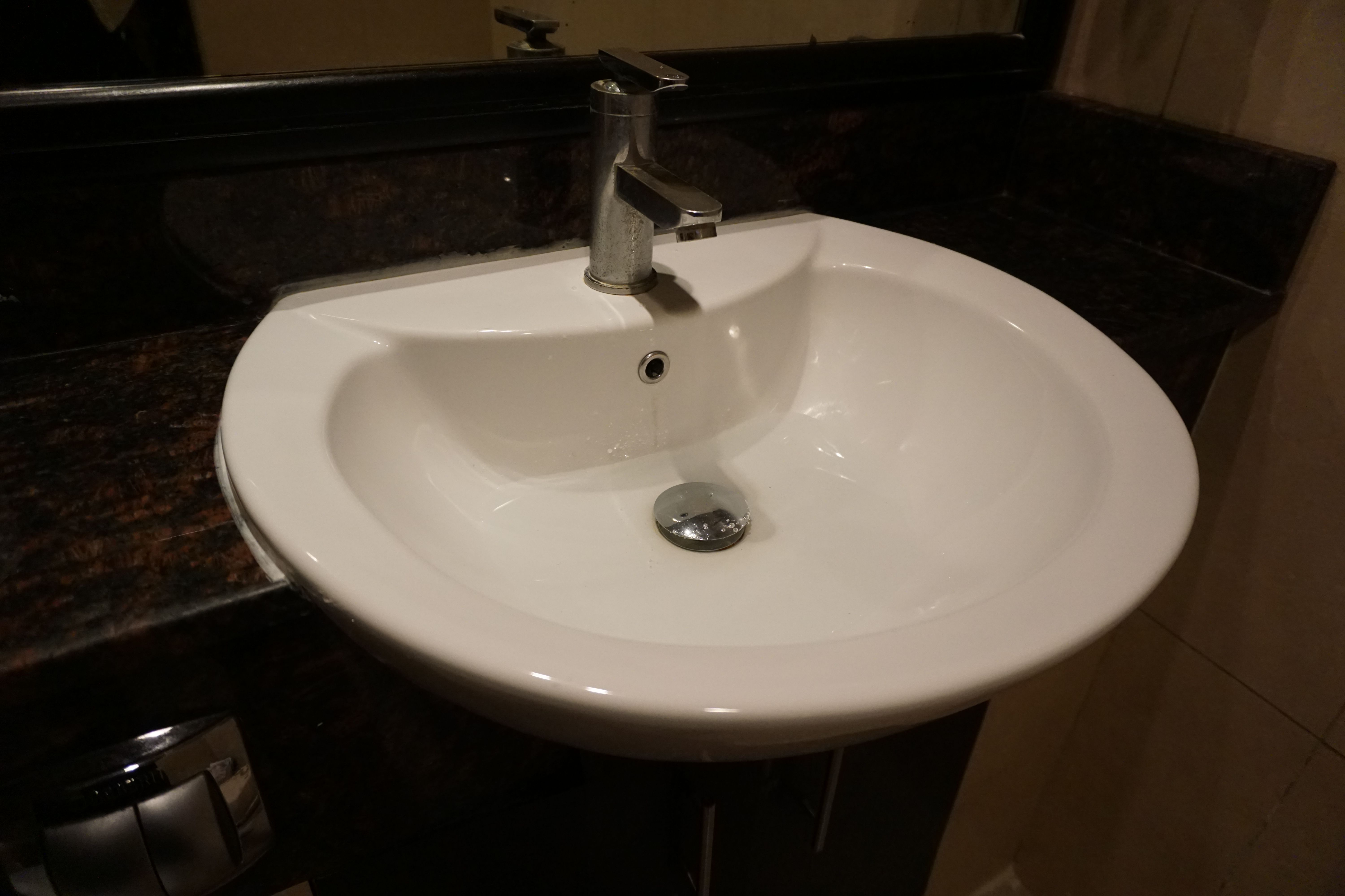 Et bilde av en vask på bad