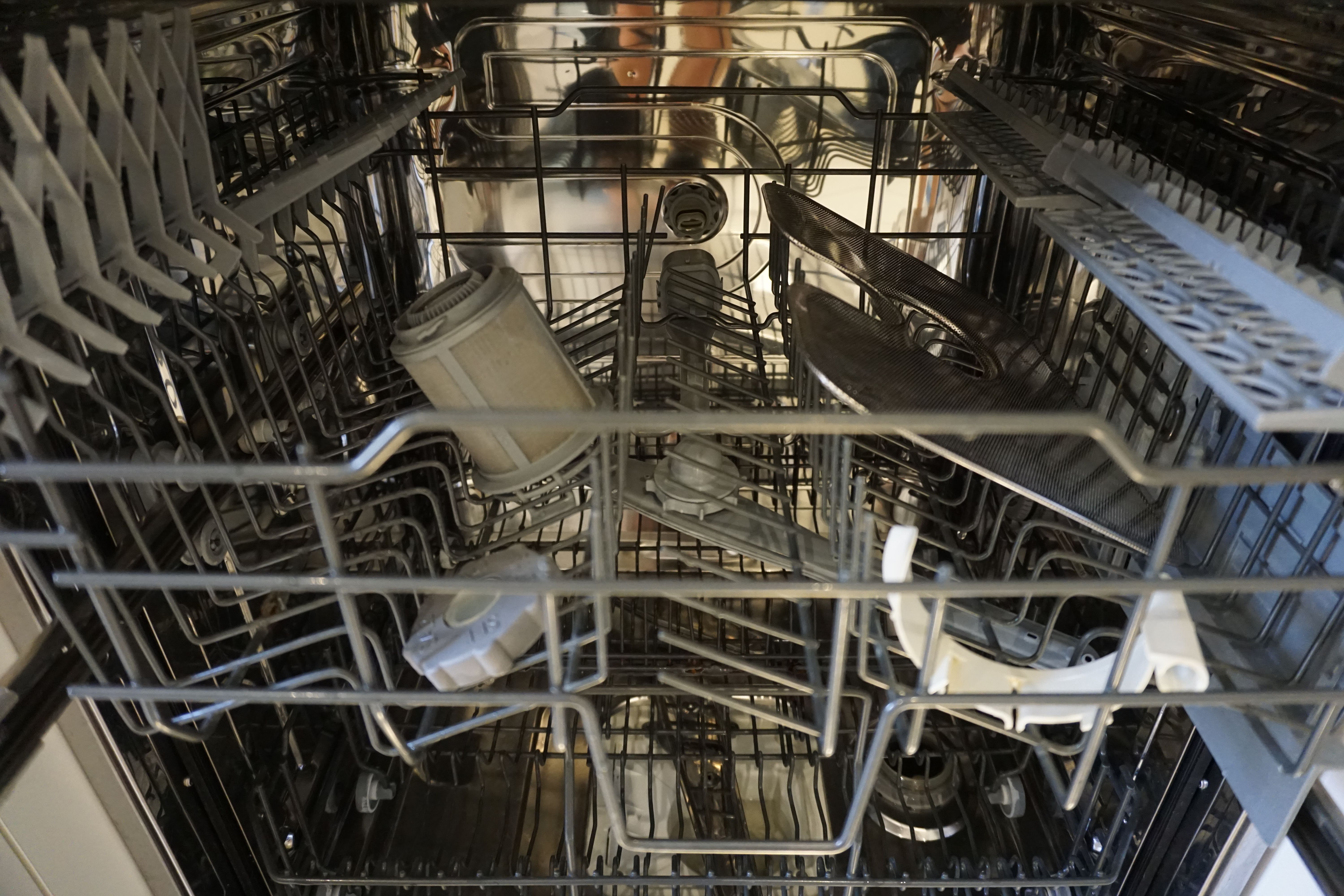 Innsiden av oppvaskmaskinen Innsiden av oppvaskmaskinen med avtrekkbare deler