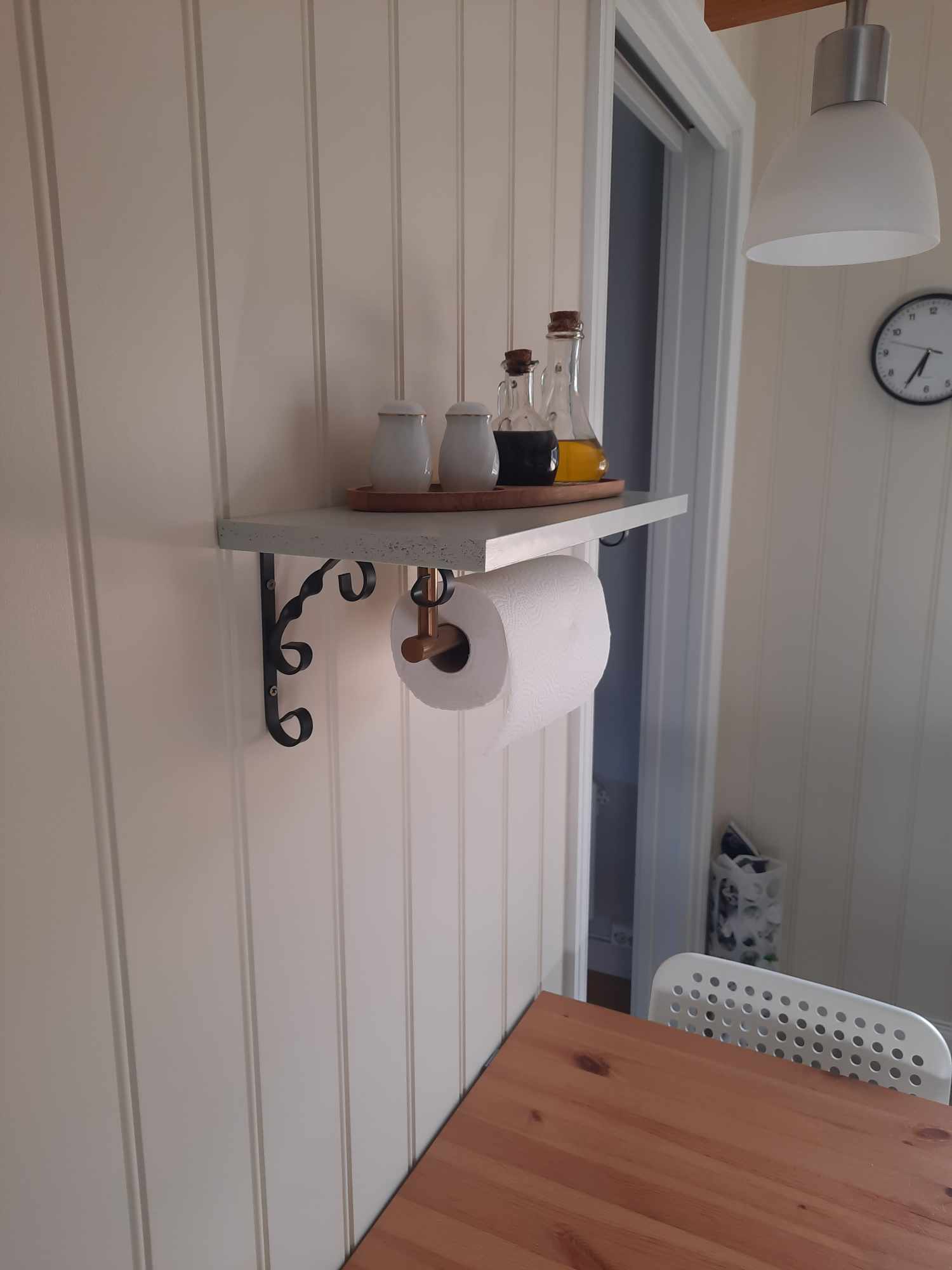 Bilde av en nymalt hylle på veggen, med olivenolje, balsamico, salt og pepper. Pusse opp kjøkken.