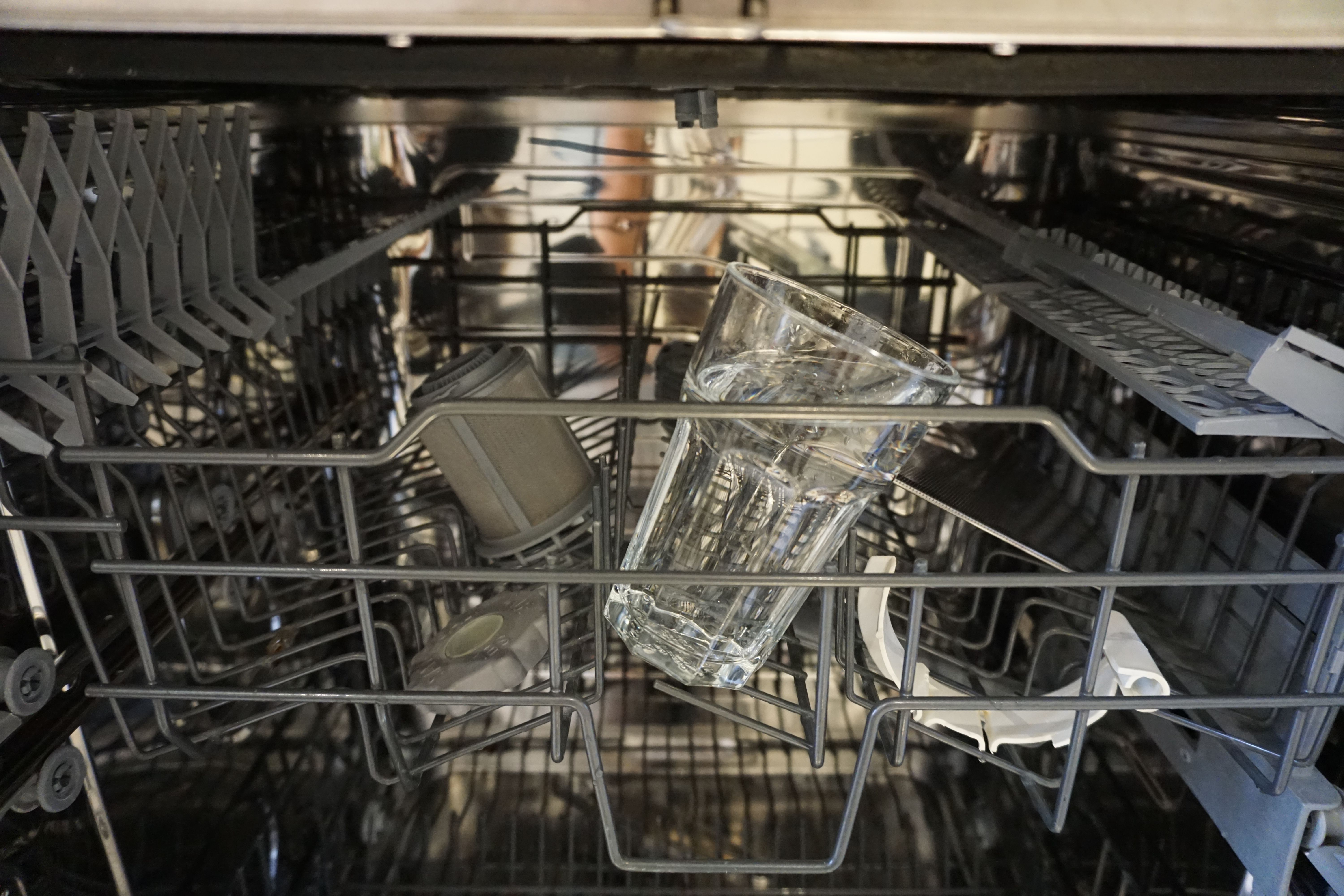 plasser et glass eddik i oppvaskmaskinen plasser et glass eddik i oppvaskmaskinen og sett på den varmeste syklusen