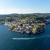 et landskapsbilde av en fjord og tradisjonell bebyggelse i Agder, rørlegger Agder