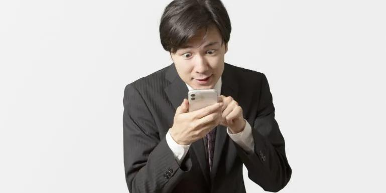 Guy troubling others on the phone