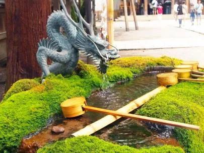statue of Japanese dragon at temizuya