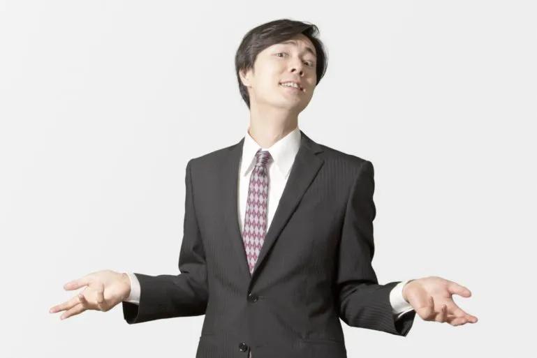 guy in suit with a pose looking like he is a know it all or a shittakaburi in Japanese