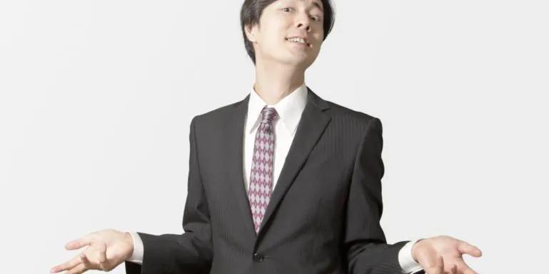 guy in suit with a pose looking like he is a know it all or a shittakaburi in Japanese