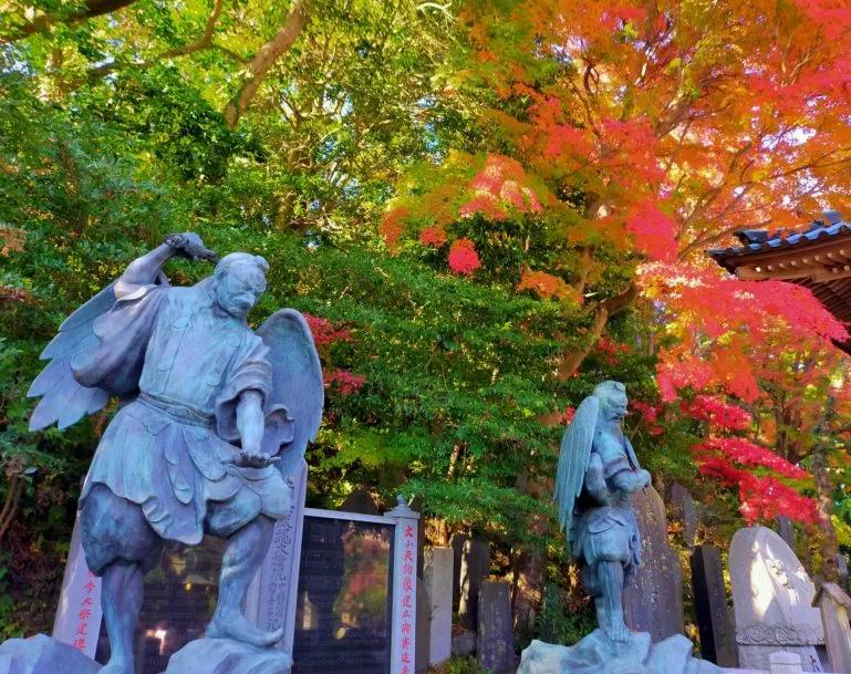 statues of two types of Tengu