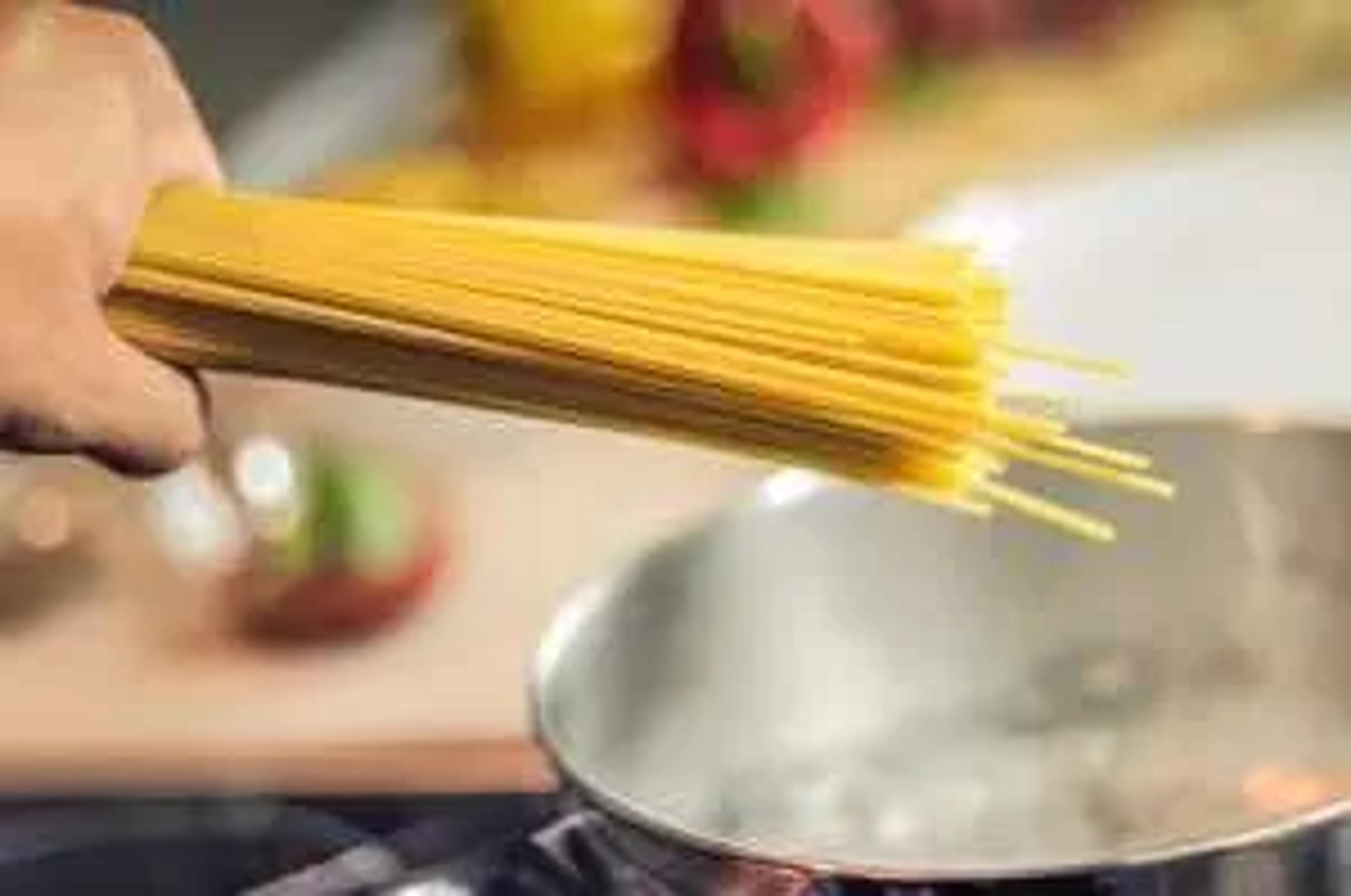 cook spaghetti pasta in boiling water