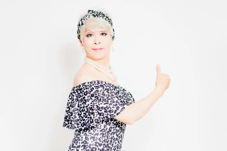 image of person holding up thumb to say yes