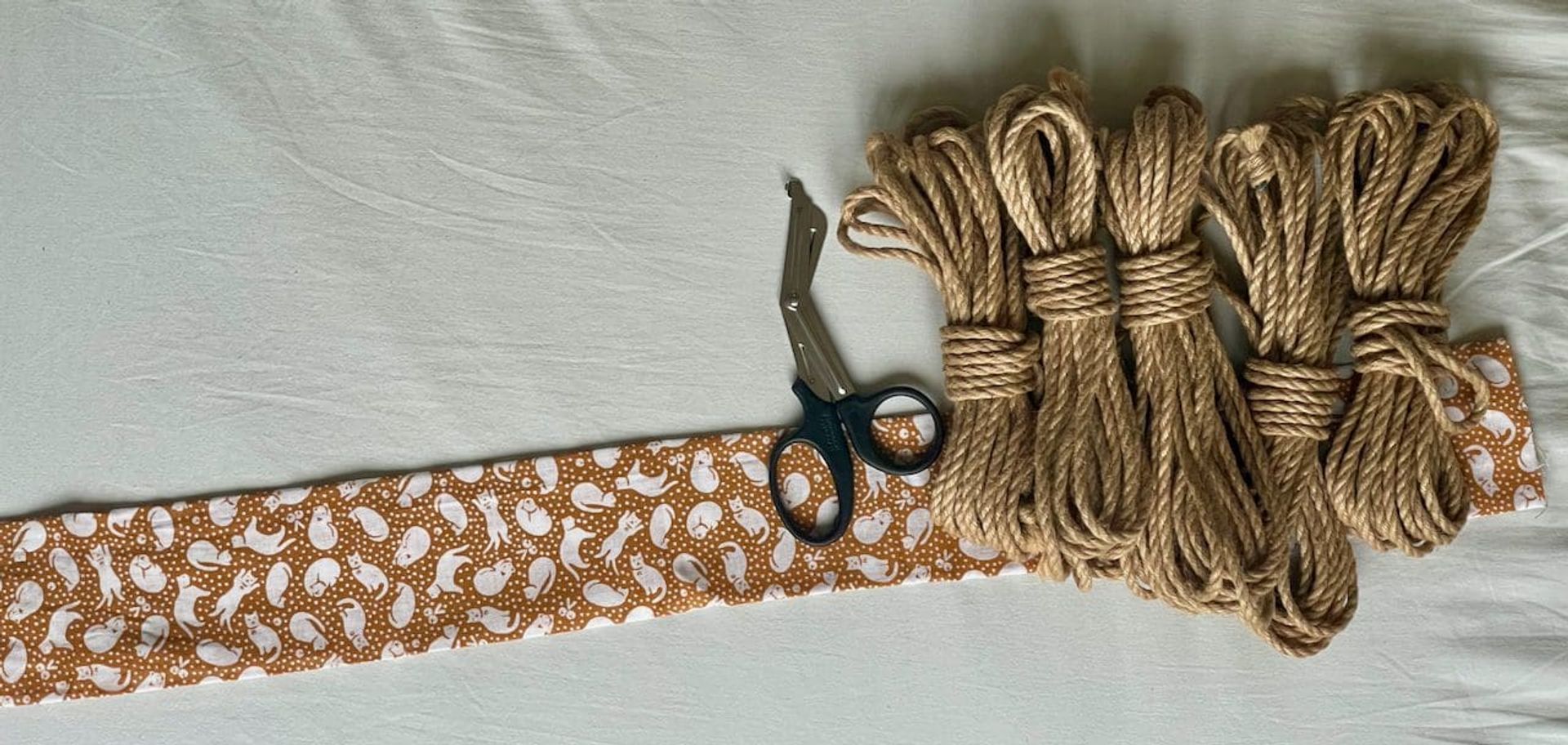 Cordes de jute préparées sur une surface sombre