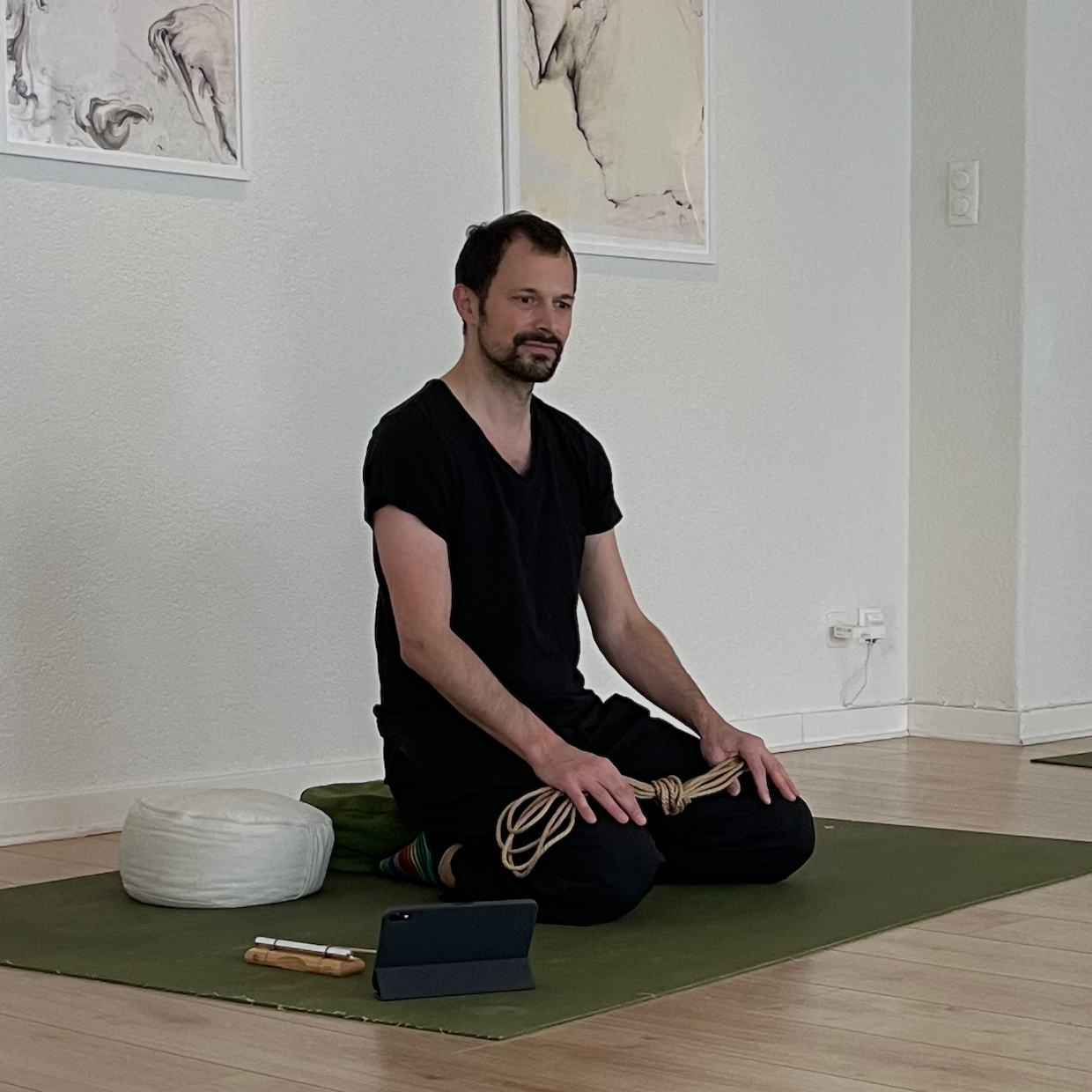 Ropelash tying a partner during a rope session