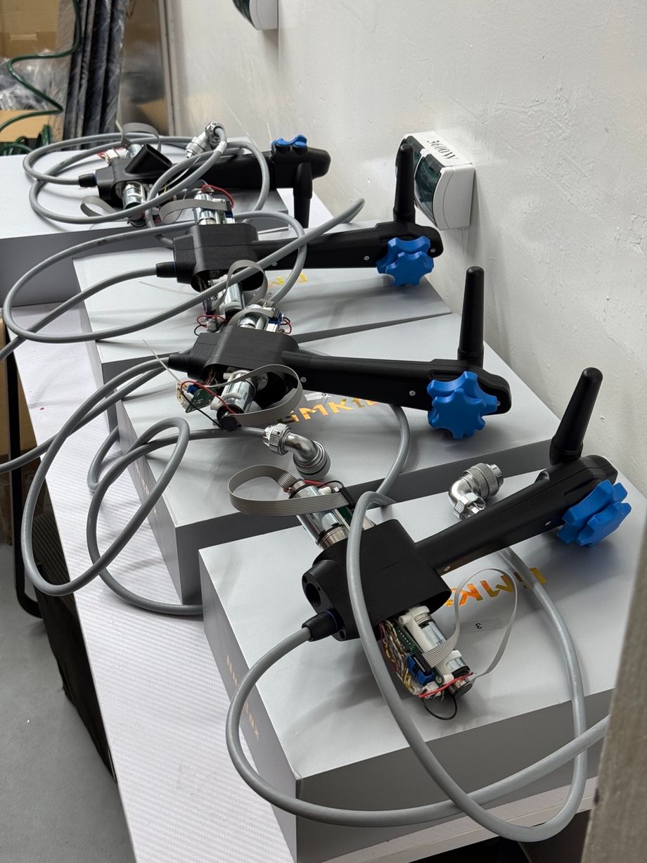 Handle of a medical simulator with VR. The haptic part reproduces forces, giving medical students a realistic simulation of the procedure.