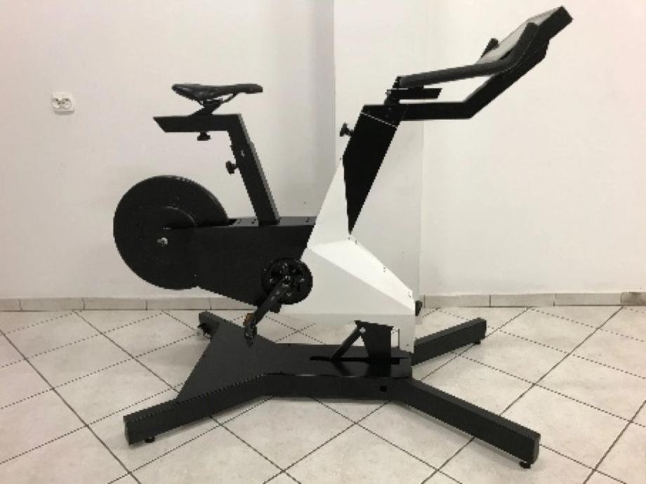 Symulator treningowy jazdy na rowerze. Urządzenie odwzorowuje dynamikę jazdy na rowerze: ruchy kierownicą, pochylenia na boki, jazda po wzniesieniach. Wrażenia użytkownika dopełniają fotorealistyczne scenariusze treningowe VR.