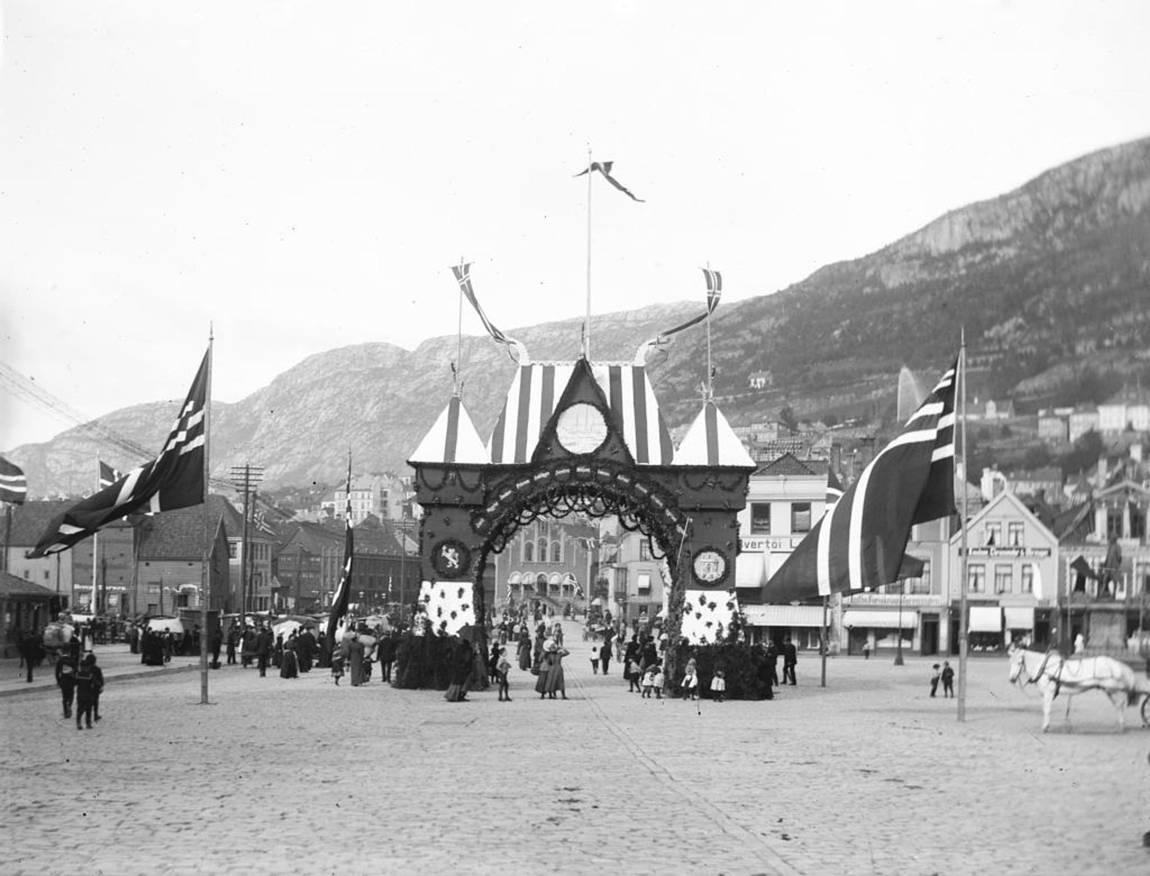 [Triumfbue på Torget. Første Fram-ferd, 1893–1896]