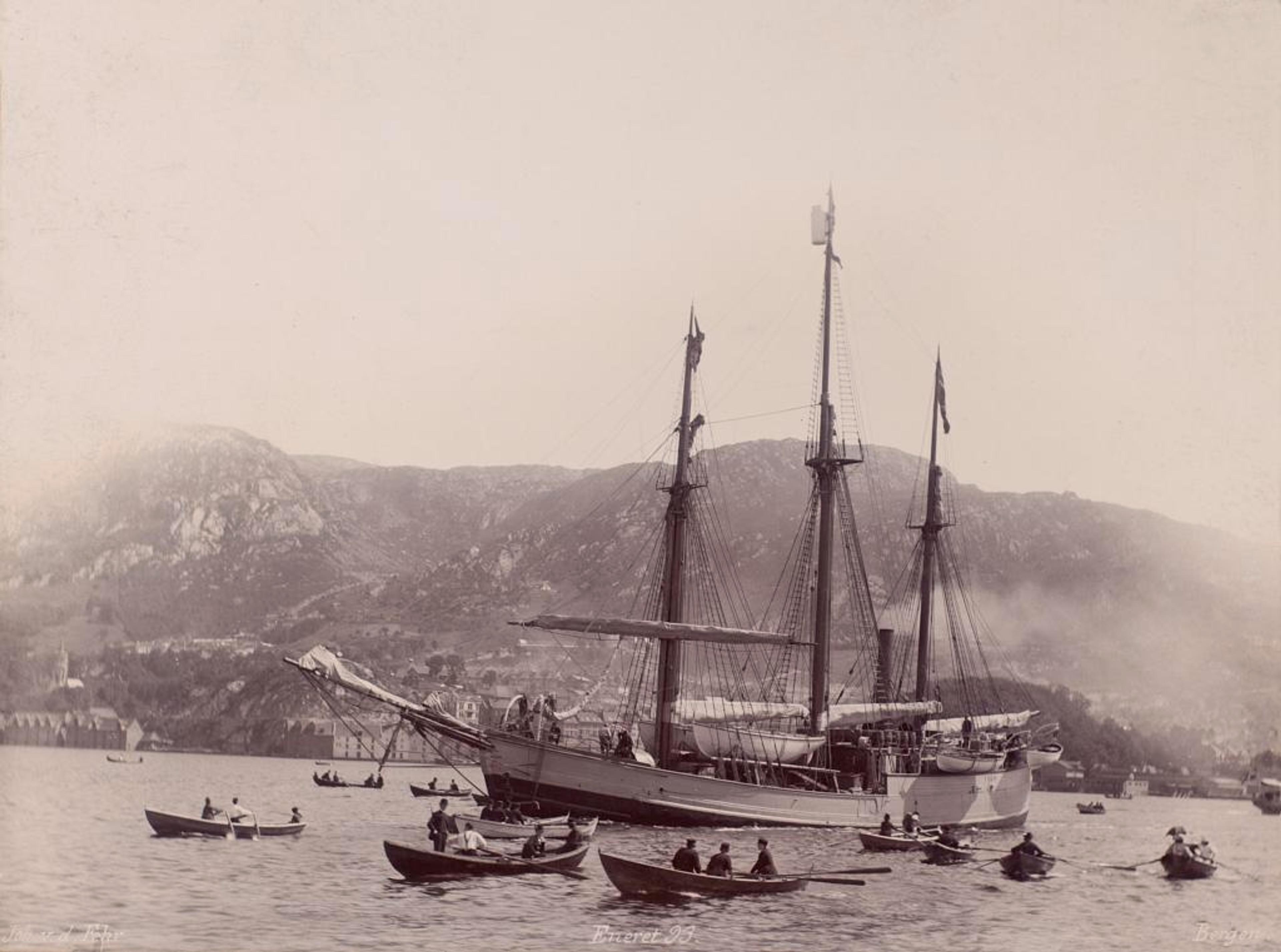Nordpolexpeditionen under Dr. Nansen forlader på "Fram" Bergen, sønd. 2 juli 1893
