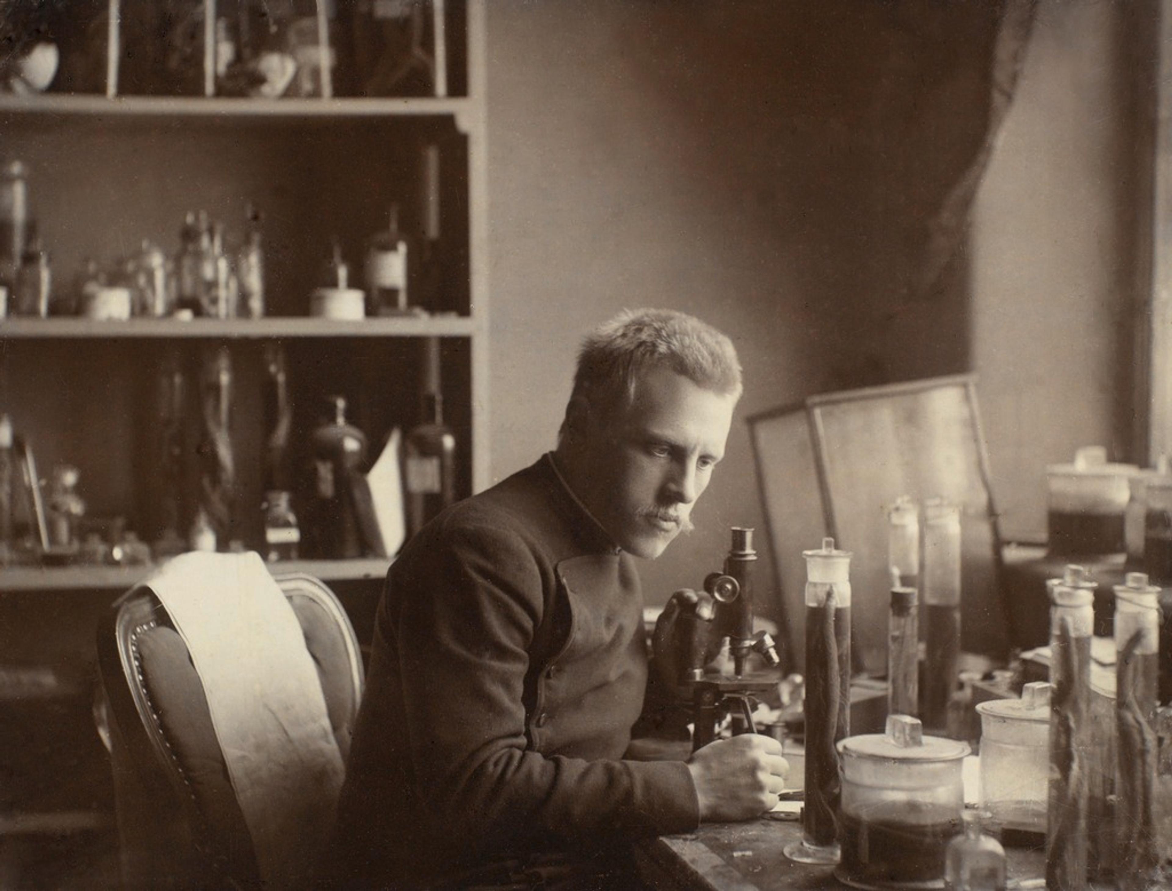 [Fritjof Nansen på sitt labotorium på Bergen Museum]