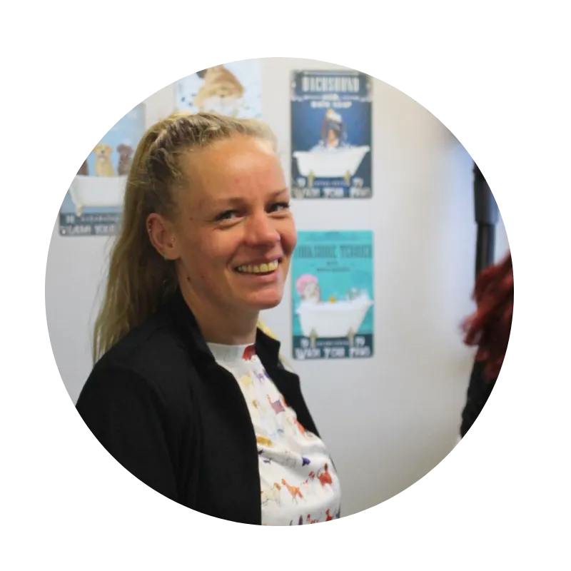 Marieke van Dogwash Salon in Aalten