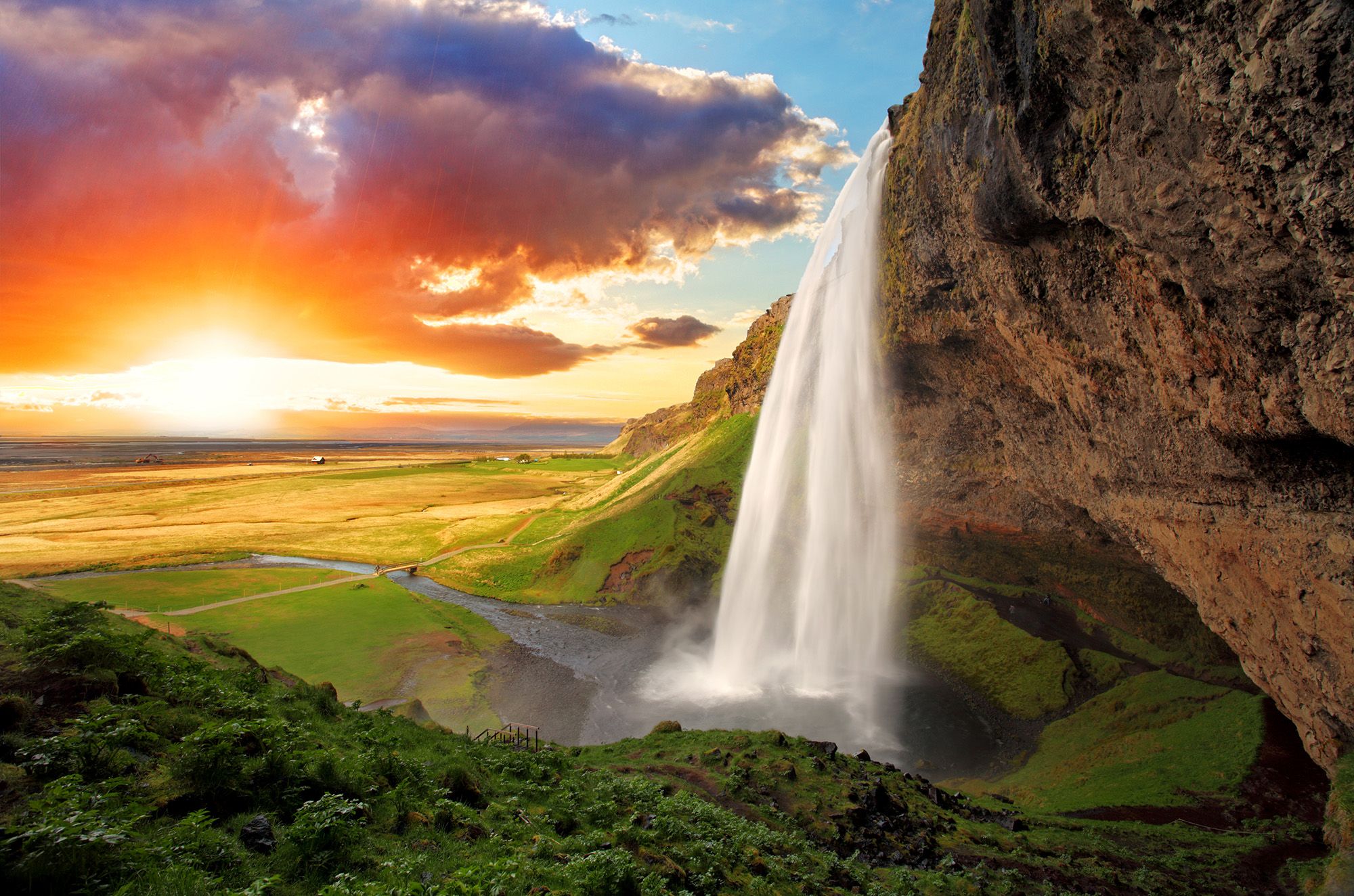 Visit Iceland in June 2023: Things to do, Average Weather & the Midnight sun !