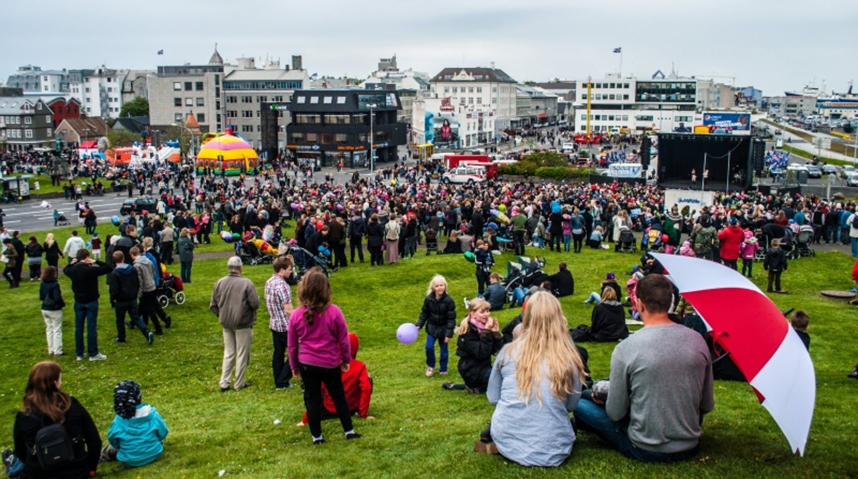 Icelander on Arnarhóll during 17th of June parade